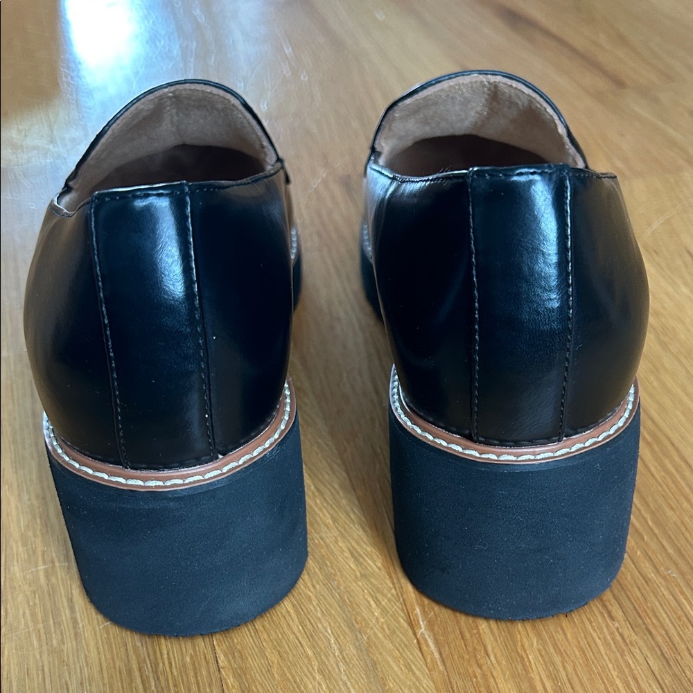 Classy Naturalizer Women's Black Leather Loafers - Picture 4 of 7